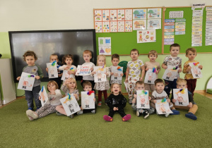 Dzieci pozują z wykonanymi pracami