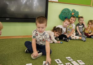 Chłopiec dopasowuje cienie