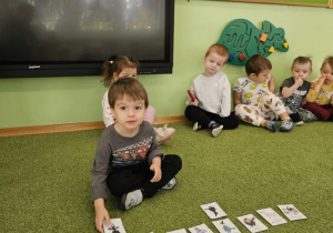 Chłopiec dopasowuje cienie