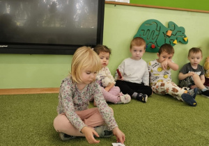 Dziewczynka dopasowuje cienie