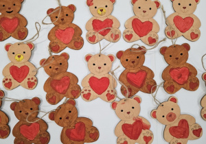 Wykonane przez dzieci drewniane misie.