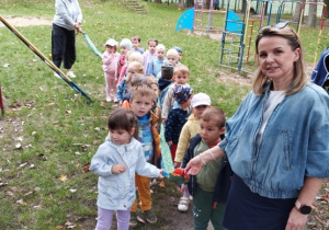 Dzieci stoją i trzymają "węża ogrodowego".