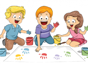 Trójka dzieci siedzi na dywanie i odbija rączki umalowane farbami na kartce papieru.