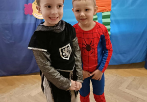 Dwóch chłopców uśmiecha się do zdjęcia.