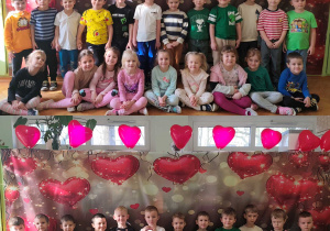 grupowe zdjęcie na tle dekoracji walentynkowej