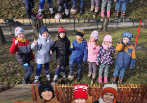 kolaż zdjęć- dzieci ustawiły sie do zdjęcia.