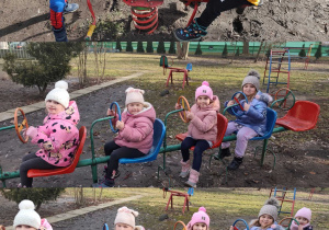 kolaż zdjęć- dzieci pozują do zdjęcia.