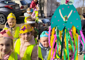 Dzieci wraz z Panią wiosną.