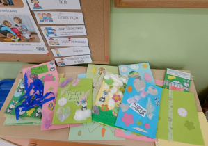 Wykonane kartki leżą na komodzie.