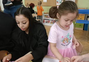 Dziewczynka z mamą wykonują kartkę.