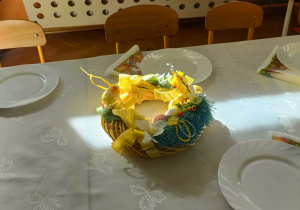 Żółty wianek na stole.