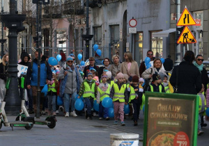 Dzieci maszerują ulicą.
