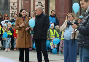 Dzieci maszerują ulicą.