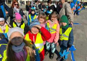 Dzieci maszerują ulicą.