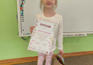 dziewczynka z nagrodą oraz dyplomem