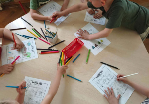 Dzieci wypełniają karty pracy.