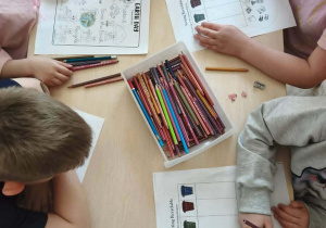 Dzieci wypełniają karty pracy.