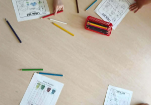 Dzieci wypełniają karty pracy.