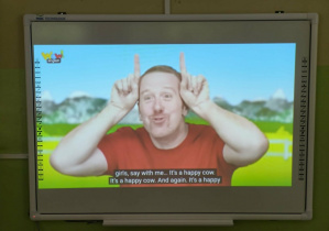 Ekran, na którym widać film edukacyjny w języku angielskim o zwierzętach.