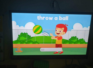 Na ekranie widać film edukacyjny o sportach.
