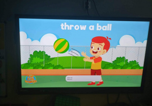Na ekranie widać film edukacyjny o sportach.