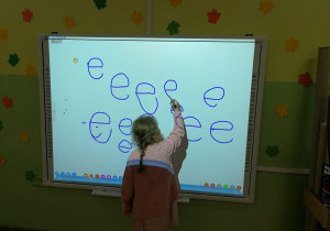 pisanie literki E na tablicy multimedialnej