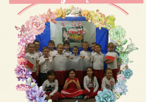 dzieci z biało-czerwoną flagą w ramce z napisem Kocham Cię Polsko!