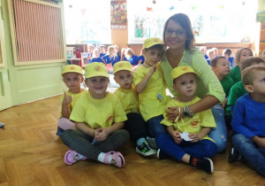 dzieci z wychowawcą - grupa Pszczółki, dzieci w żółtych koszulkach