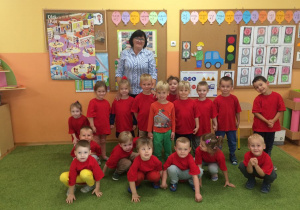 dzieci z wychowawcą - grupa Biedronki, dzieci w czerwonych koszulkach