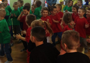konkurs piosenki, na zdjęciu dzieci w czerwonych i zielonych koszulkach