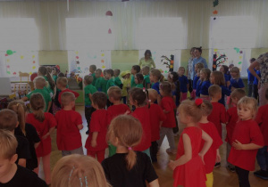 tańce i zabawy, dzieci w czerwonych i zielonych koszulkach