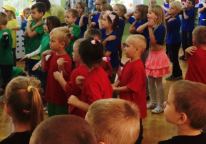 tańce i zabawy, dzieci w czerwonych i zielonych koszulkach