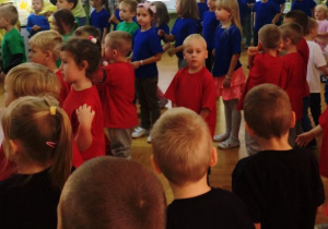 tańce i zabawy, na zdjęciu dzieci w czerwonych koszulkach
