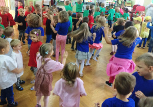 pląsy i tańce - tańczące dzieci z różnych grup