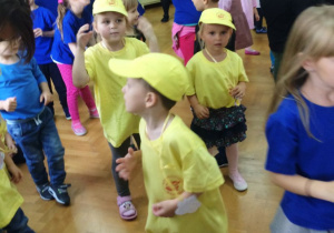 pląsy i tańce, dzieci w żółtych koszulkach z grupy Pszczółek