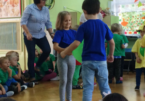 konkurs taneczny, na zdjęciu dziewczynka i chłopiec w niebieskich koszulkach