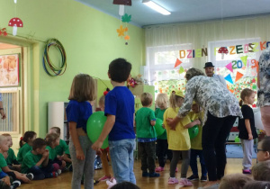 konkurs taneczny, na zdjęciu dzieci w niebieskich, żółtych i zielonych koszulkach
