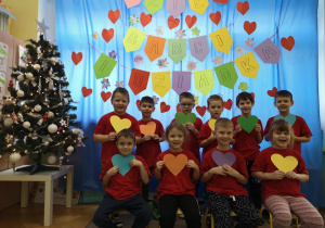 dzieci w czerwonych koszulkach z sercami z okazji Dnia Babci i Dziadka