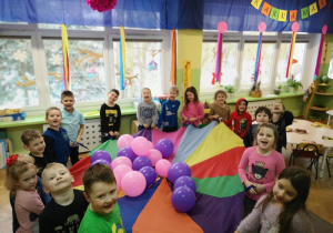 dzieciom podobają się zabawy z chustą i balonami