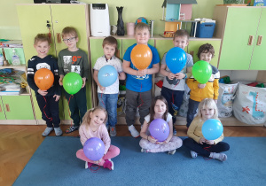 dzieci trzymają kolorowe balony