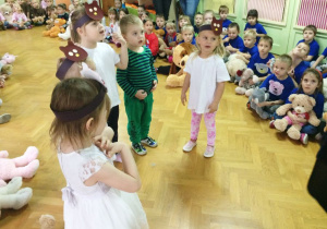 śpiewanie piosenki przez dzieci