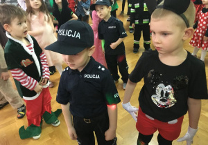 chłopczyk w stroju policjanta i chłopczyk w stroju Myszki Miki