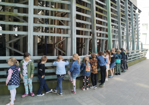 Dzieci przyglądają się budowli
