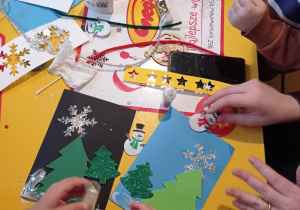 Kartki świąteczne z choinkami przygotowane przez dzieci i rodziców