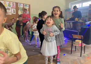 Dzieci w strojach o tematyce jesiennej tańczą na balu