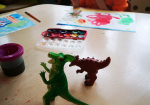 Dzieci malują farbami przy stoliku