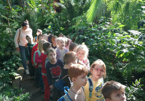 Grupa dzieci w trakcie wycieczki w palmiarni
