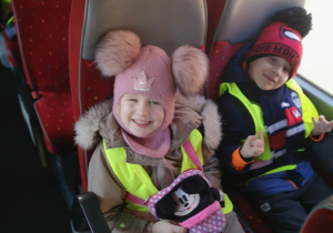 Dzieci siedzą w autokarze w drodze na wycieczkę