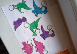 Breloczki w kształcie dinozaurów wykonane przez dzieci
