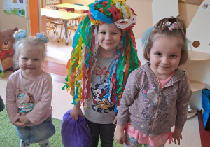 Grupa dzieci w kolorowych perukach i szalonych fryzurach pozuje do zdjęcia